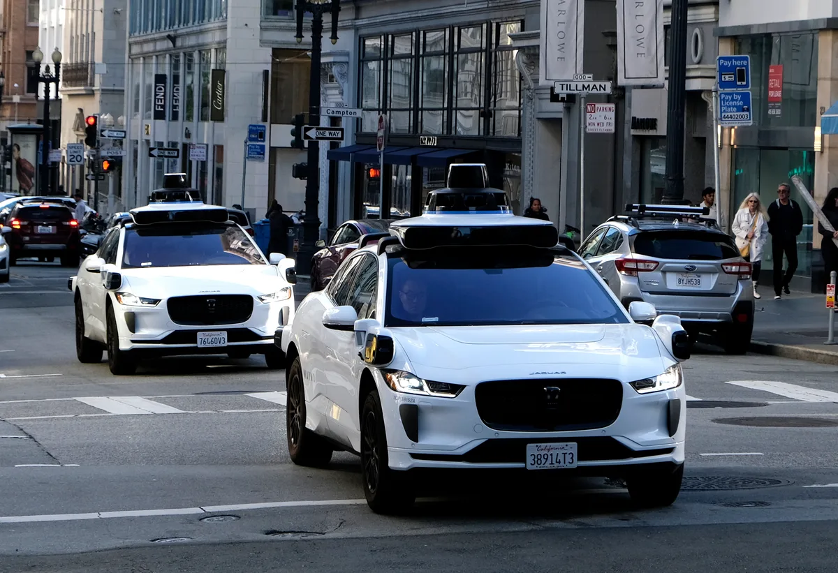 Google crea una filial en España de Waymo, su negocio de coches autónomos, a la espera de la 'luz verde' de la DGT a los robotaxis
