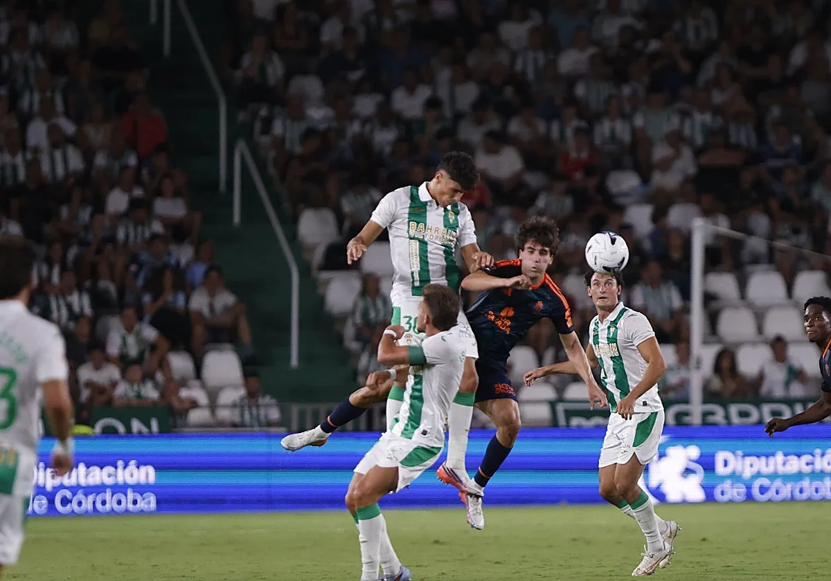El Córdoba CF se desangra atrás y firma su peor arranque defensivo desde su regreso a Segunda