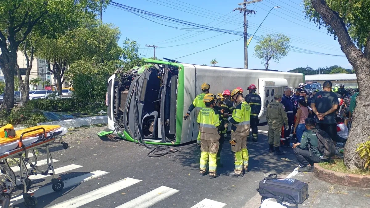 Ônibus capota e deixa mais de 20 feridos no encontro das avenidas Jacira Reis e São Jorge, em Manaus; VÍDEO