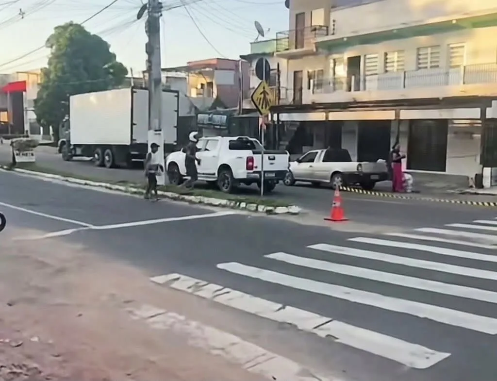 Colisão entre moto e caminhonete deixa mulher ferida em Cruzeiro do Sul