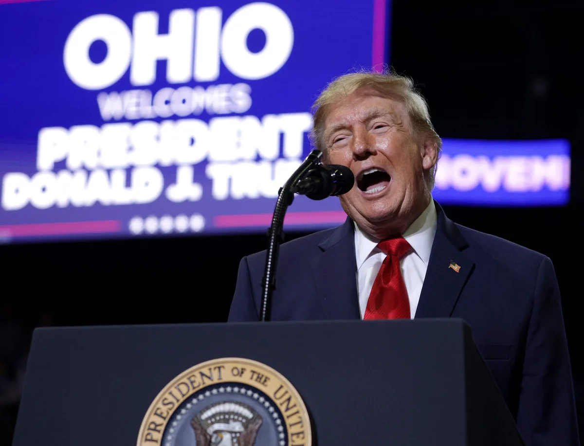 Otro acto con incidentes: una mujer interrumpió a Trump, la golpearon y el presidente se burló de ella