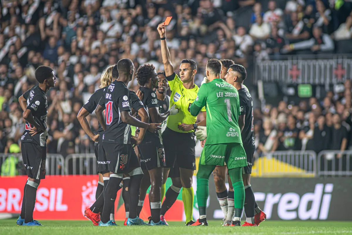 “Muito prejudicados”: Vasco se revolta com arbitragem contra o Vitória