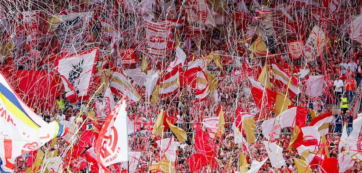 90 Minuten hinter Fahnen – ein absurder Trend macht in der Bundesliga Schule