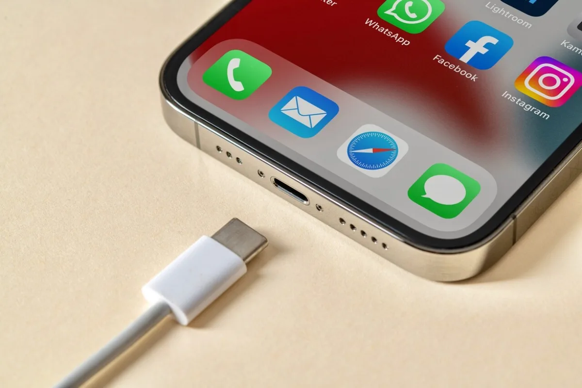 Por qué los celulares dejaron de traer cargador y puerto para audífonos y qué hay detrás del cambio