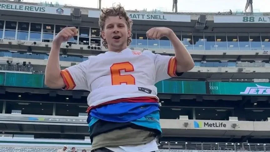 Baker Mayfield superfan shows up at Jets-Buccaneers pre-season game