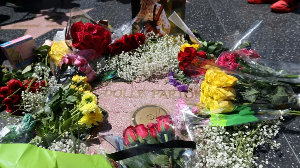 Nach Vandalismus: Dolly Parton erhält neuen Stern auf „Walk of Fame“