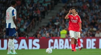 Liga Nações. Alexander Bah dispensado dos trabalhos da seleção dinamarquesa