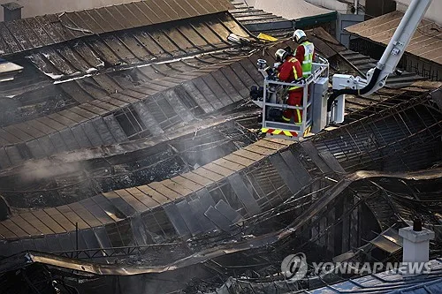 400년 역사 파리 먹거리시장 화재…17개 점포 전소