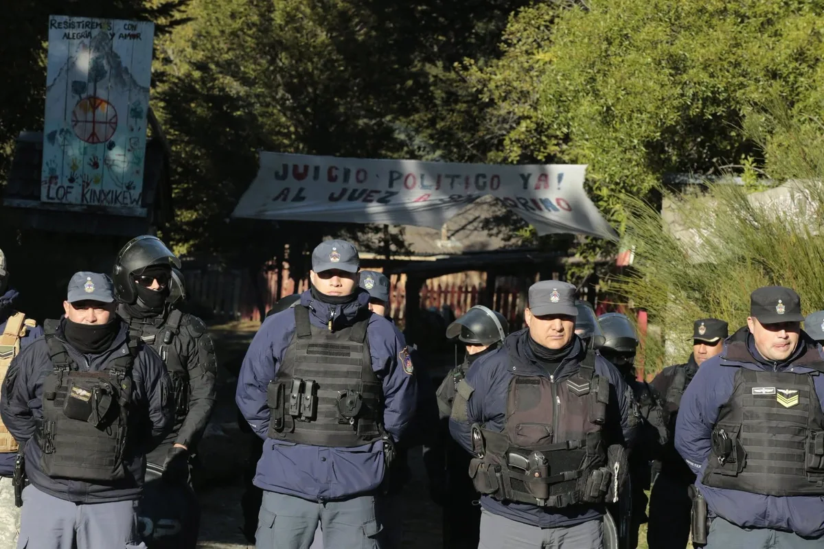 Desalojaron a una comunidad mapuche en Villa La Angostura de un predio que está en disputa judicial desde hace 15 años