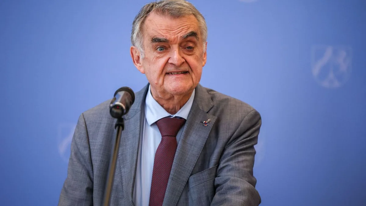 NRW-Innenminister Reul bricht sich die Hüfte