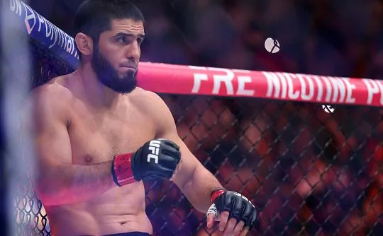 Махачев ответил Двалишвили на критику флага России на турнире UFC 330