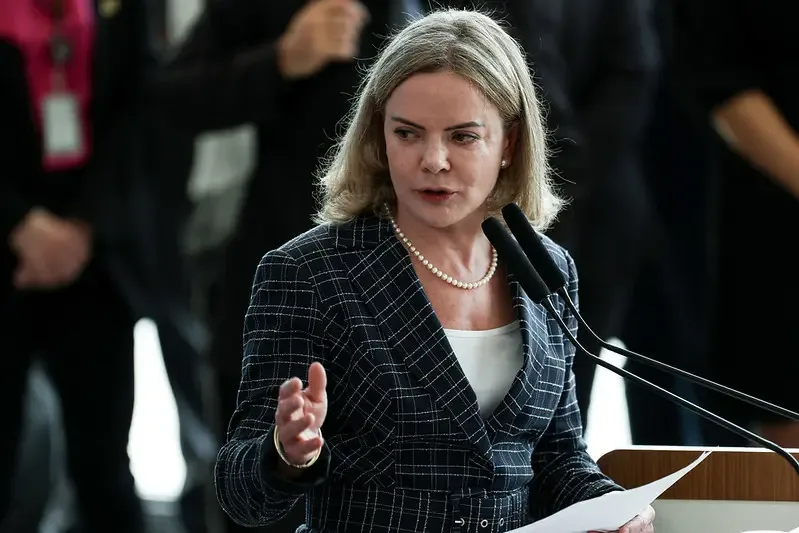 Gleisi Hoffmann aciona TSE contra influenciadores que pedem o fim do voto feminino