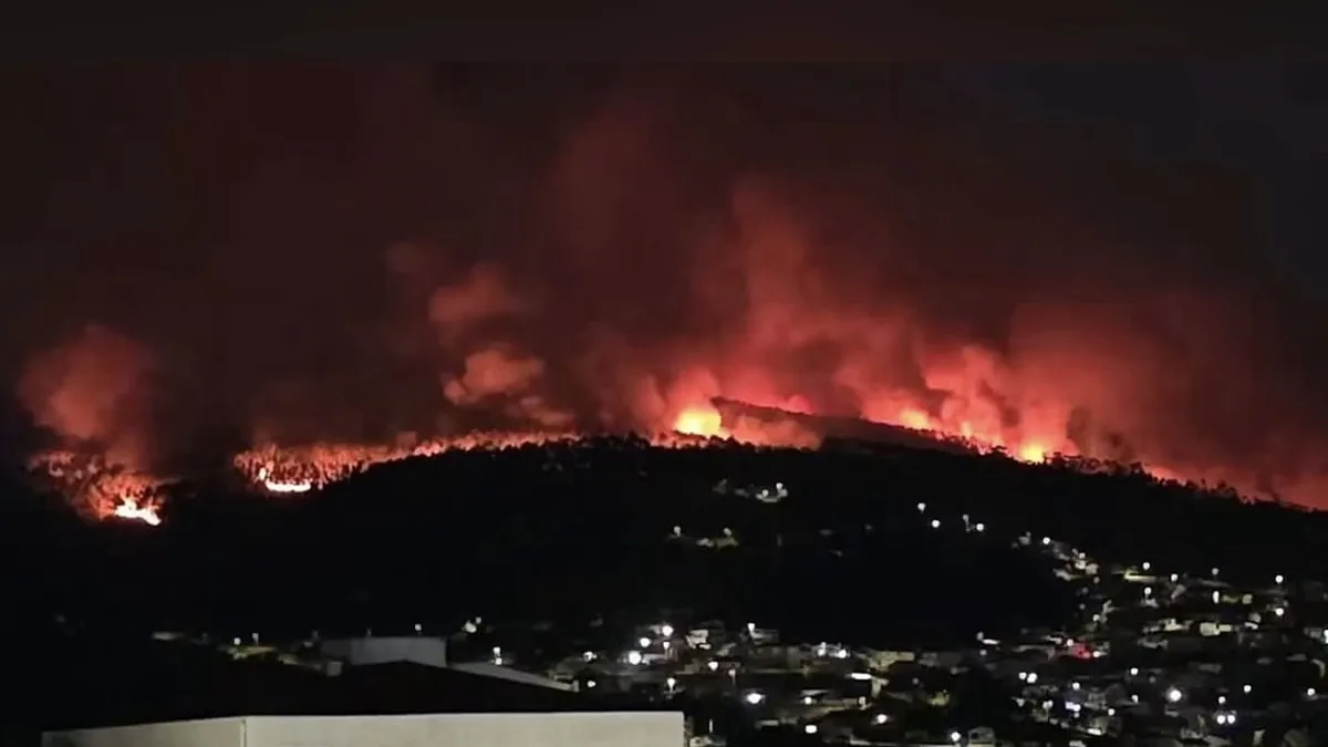 Cidade de Santo Tirso rodeada pelas chamas