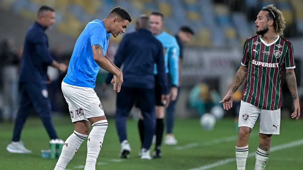 Poupado, Thiago Silva pede para ficar no banco e vira "auxiliar" de Marcão em vitória do Fluminense