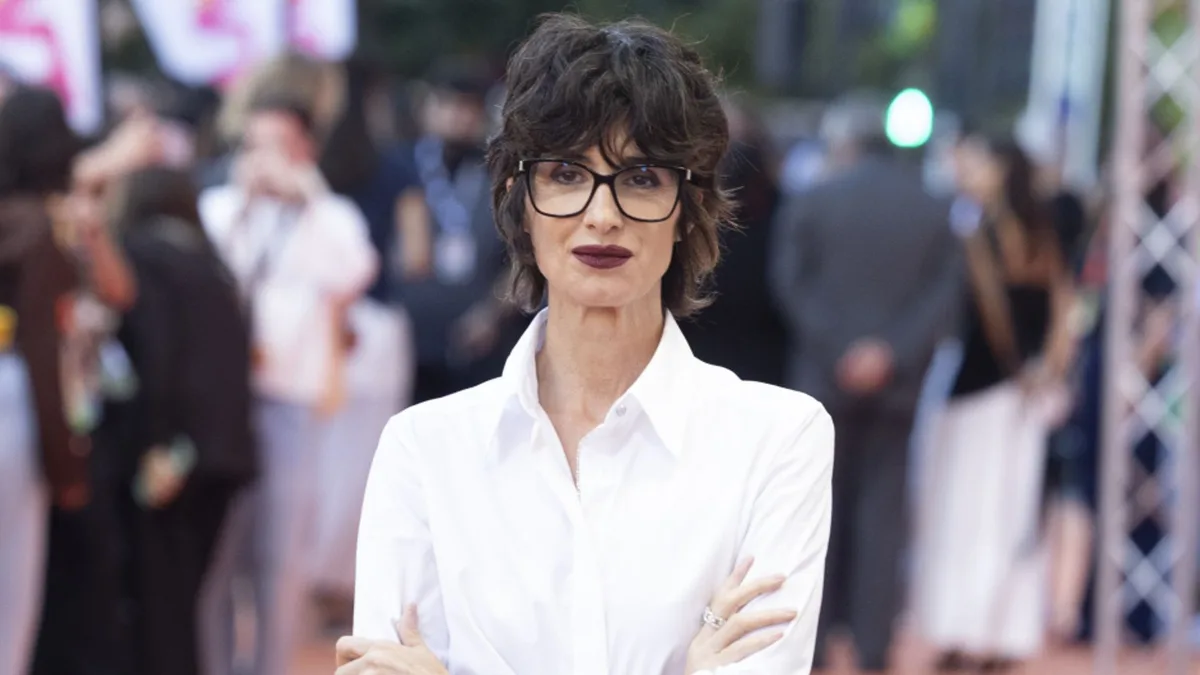 Paz Vega triunfa con pelo corto y gafas en la alfombra roja: el look de otoño perfecto