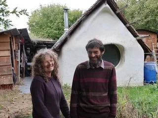 Construite à base de terre et de bouse de vache, ils habitent dans une maison qui a coûté moins de 10 000 €