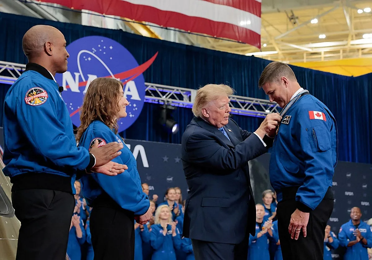 Trump anuncia la creación de una academia militar espacial para pisar la Luna antes que China