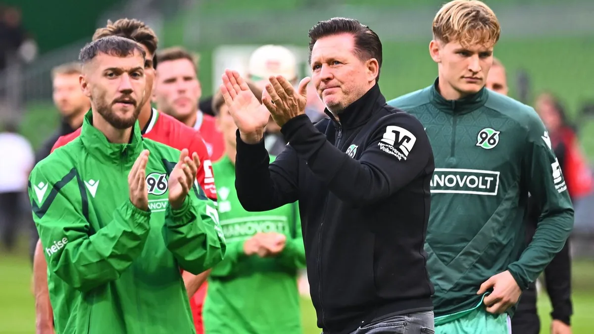 Fehlstart in der 2. Bundesliga: „Er bleibt“: Martin Kind stellt sich vor Hannover-Trainer