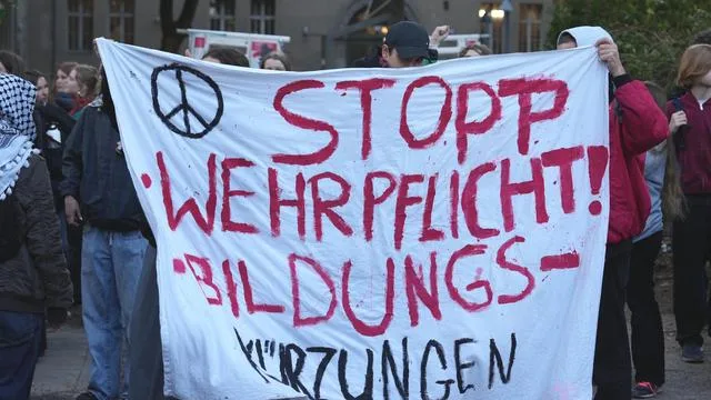 Schulproteste in Frankreich als Vorbild: Schüler in Berlin und Hamburg blockieren Schulen
