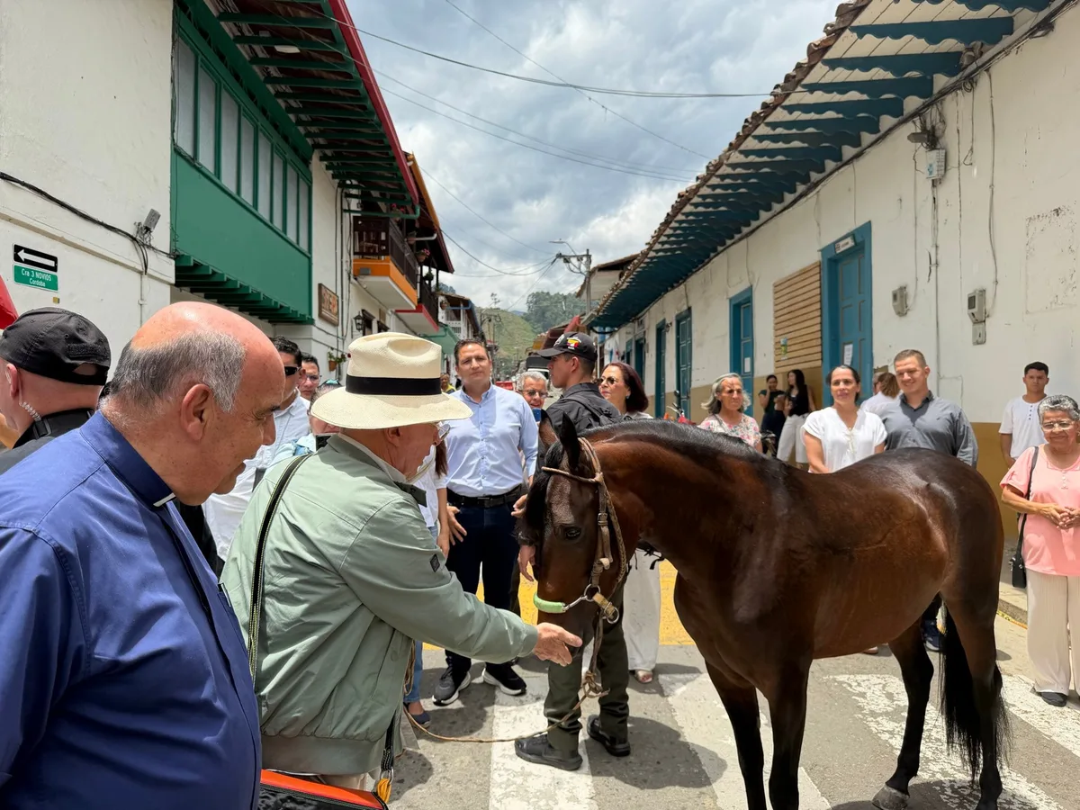 Álvaro Uribe entrega un potro de su hacienda para ayudar a reconstruir iglesia afectada por el terremoto