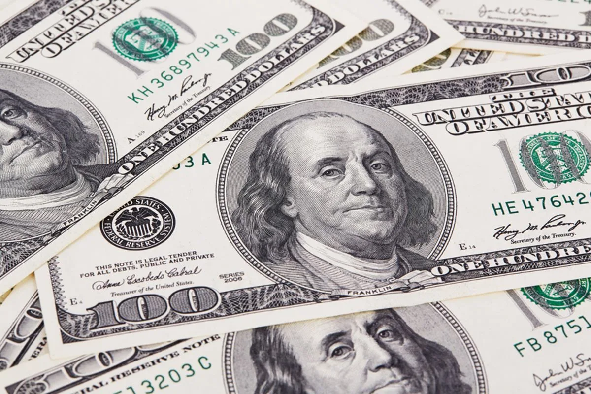 Dólar vai a R$ 5,21 com contra-ataque ao tarifaço e eleição. Bolsa cai