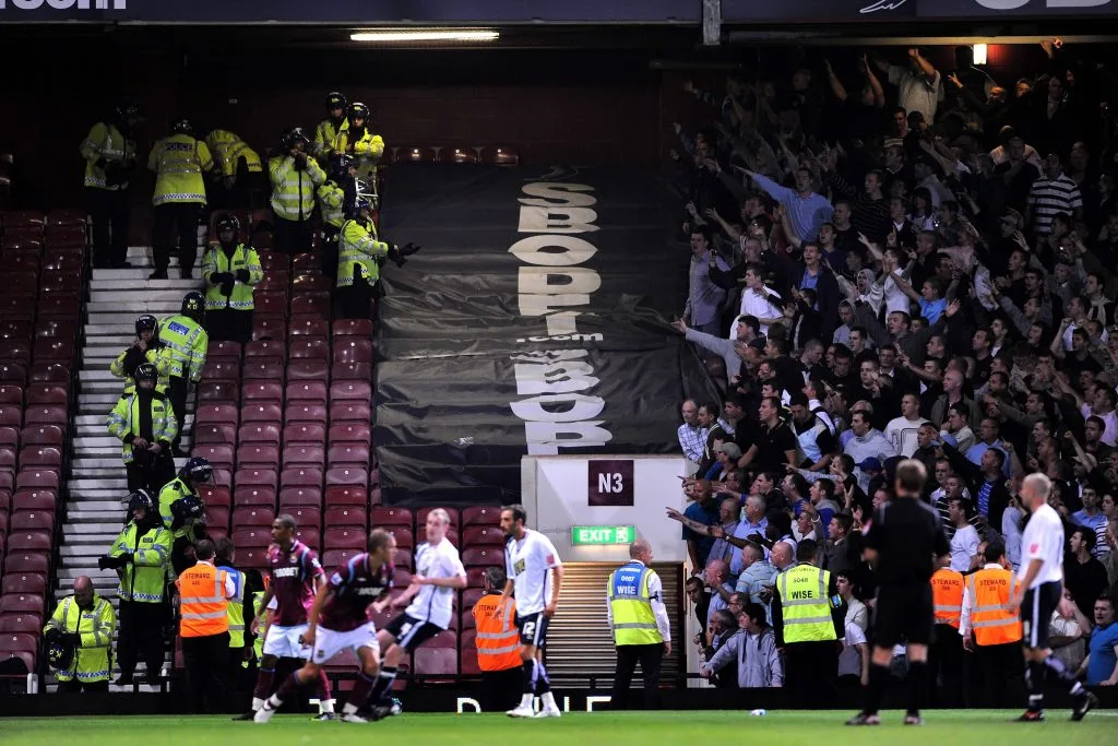 Após 14 anos, Millwall e West Ham voltam a se enfrentar em clássico de forte rivalidade