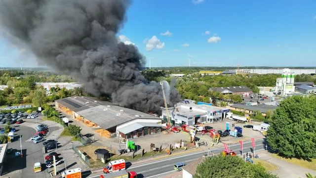 Verpuffung gemeldet: Brand in Beckumer Autowerkstatt - zwei Menschen verletzt