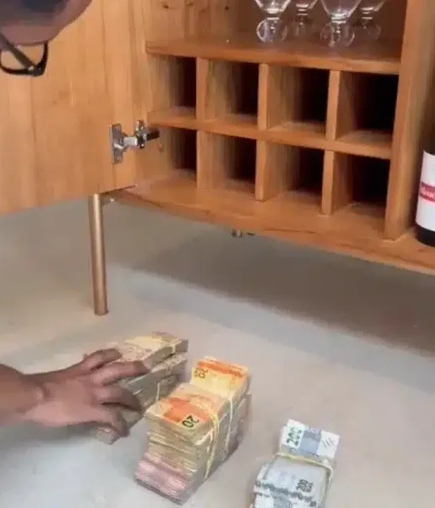 Maços de dinheiro em adega: PF encontra R$ 40 mil na casa de policial no Rio