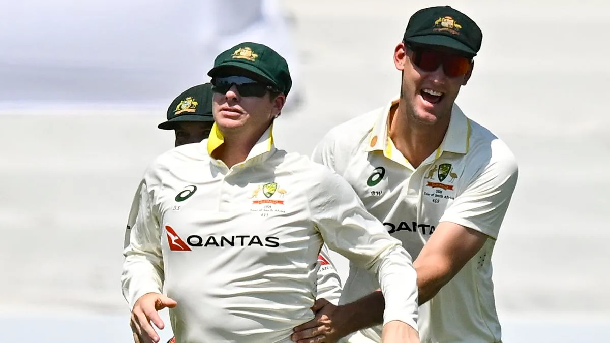 Steve Smith takes insane catch as South Africa collapse in Durban