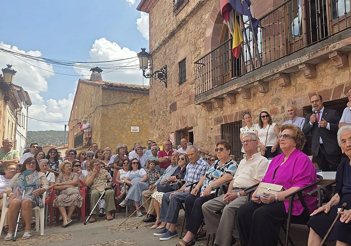 Bellido reconoce «el esfuerzo y la entrega» de las personas mayores: «Siempre estuvieron»