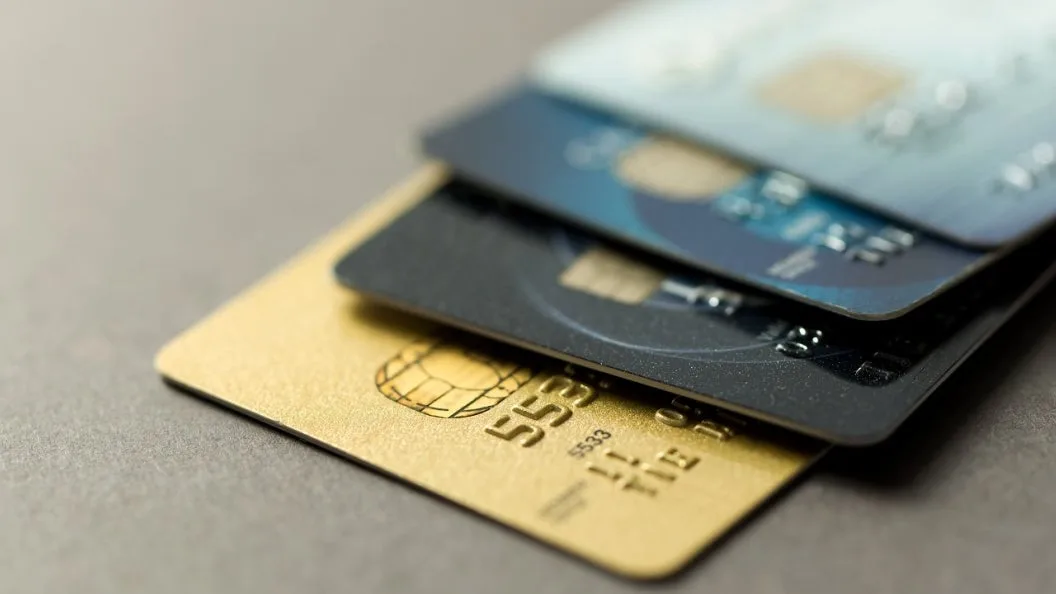 Voici pourquoi vous devez absolument détruire correctement votre carte bancaire une fois sa date d'expiration passée