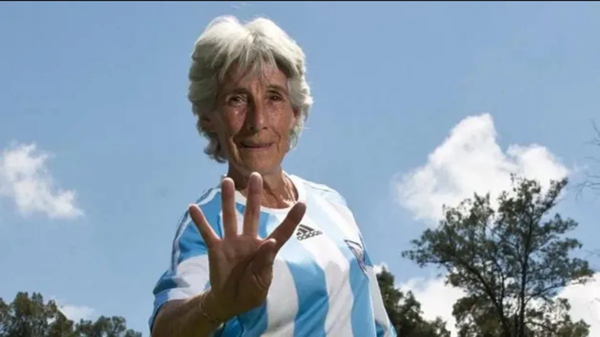 La historia de la jugadora argentina que le hizo cuatro goles a Inglaterra y abrió el camino para el fútbol femenino
