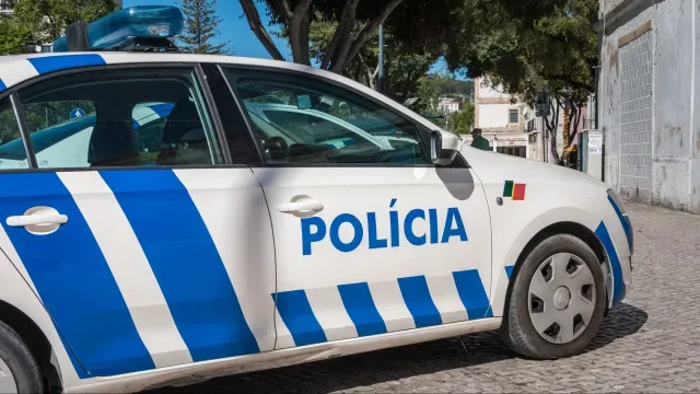 Homem detido por suspeitas de tráfico e posse ilegal de arma de fogo