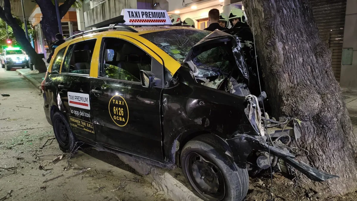 Un taxista perdió el control de su auto, se subió a la vereda y chocó contra un árbol en Belgrano