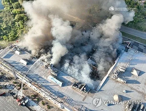 러, 젤렌스키 고향 쇼핑몰 공습…15명 사망, 130명 부상