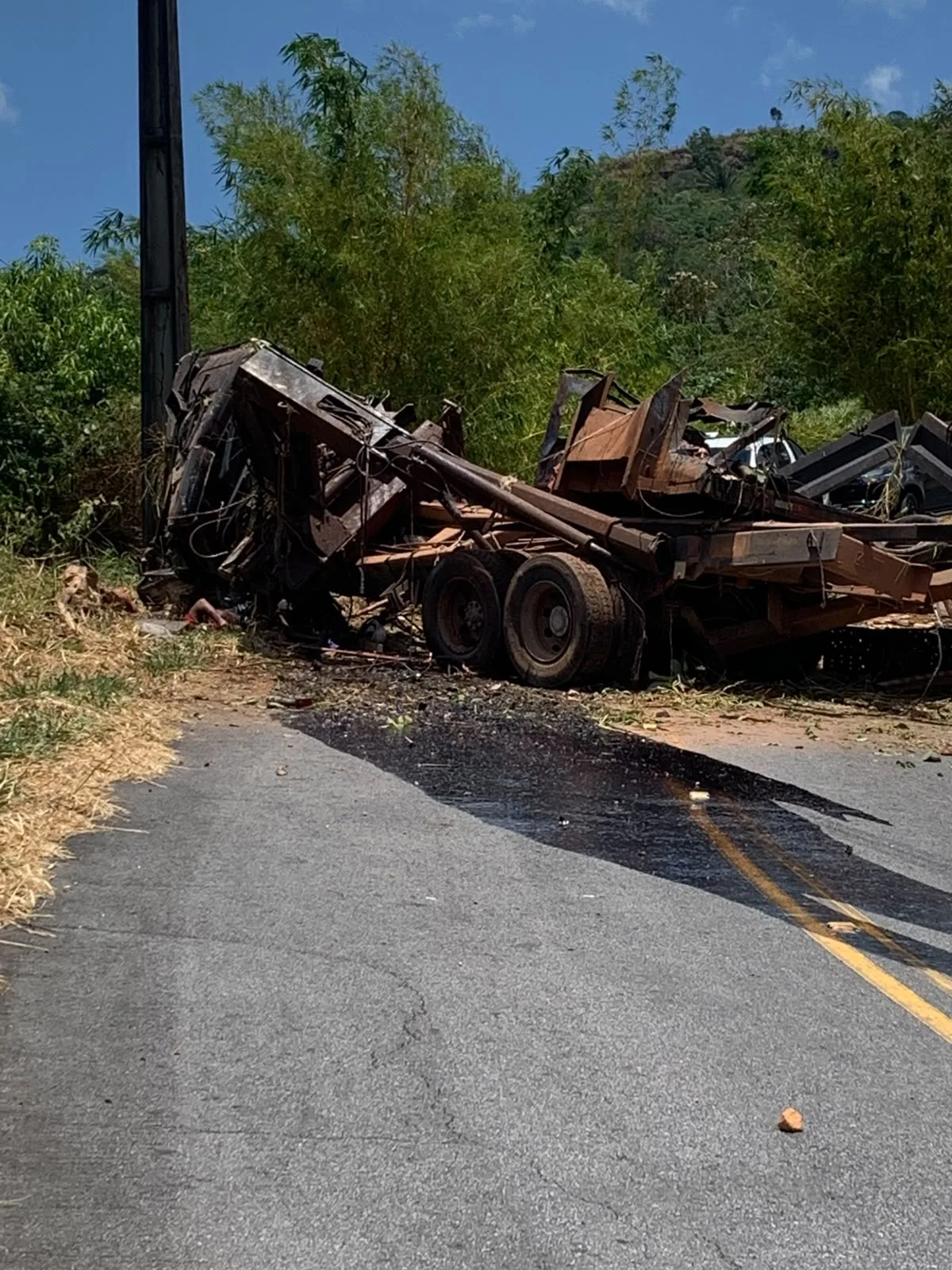 Acidente envolvendo caminhão deixa mortos e pista interditada na Serra do Tepequém