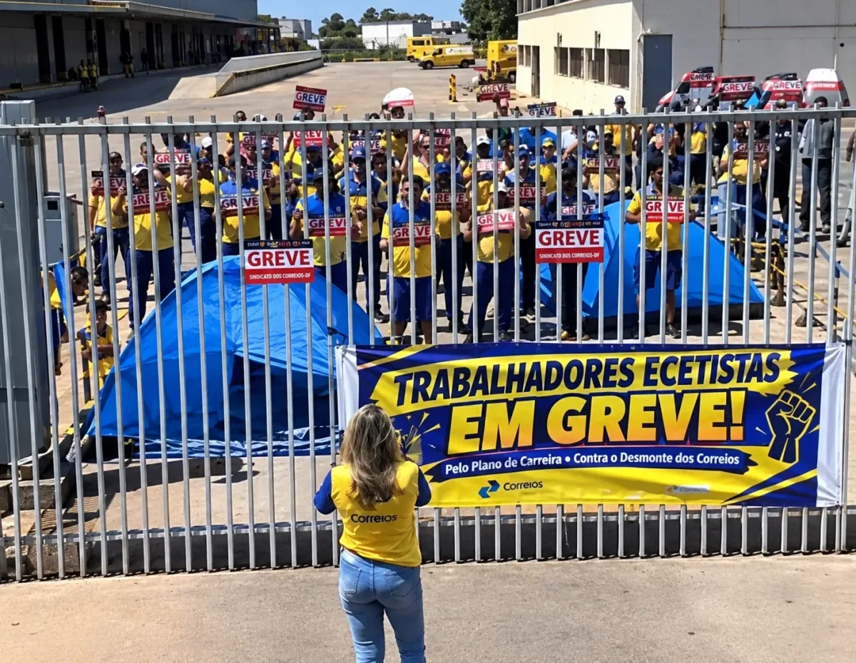 Trabalhadores ocupam centros dos Correios e mantêm mobilização em Brasília