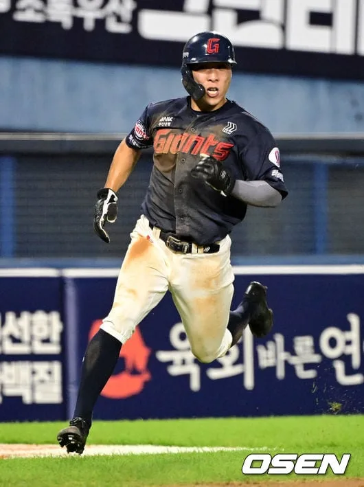 징계로 얼룩진 과거 안녕, 롯데 승리의 부적 변신→5연승 주역 우뚝 서다 “김동혁이 자꾸 기운 좋다고 안아줘요”