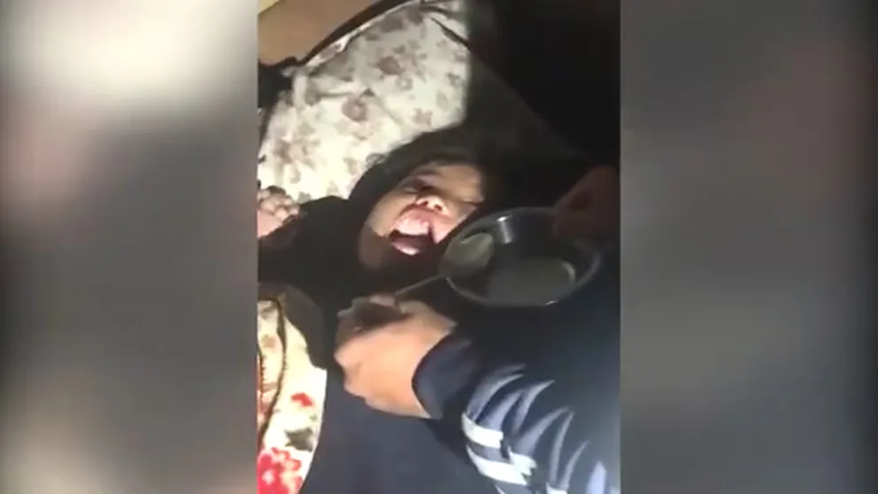 Rescataron con vida a una pequeña niña que pasó 60 horas atrapada bajo escombros en Nepal