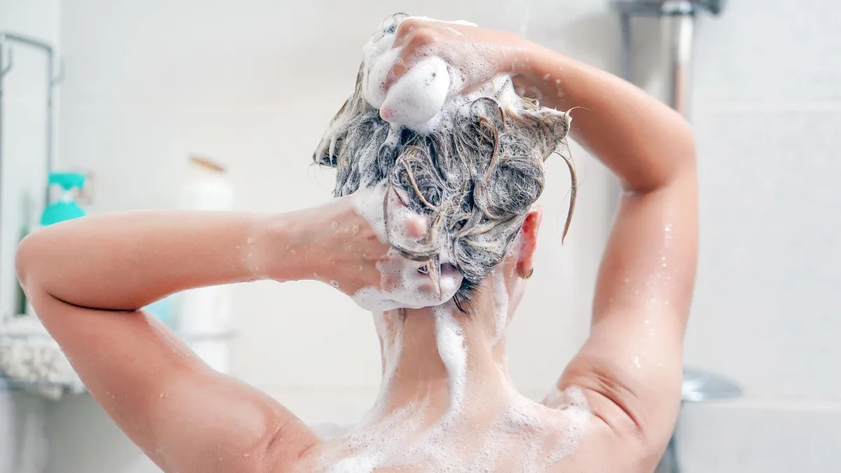 Gesunde Haare: Warum Teebaumöl-Shampoo gereizte Kopfhaut, Schuppen und fettiges Haar lindern soll
