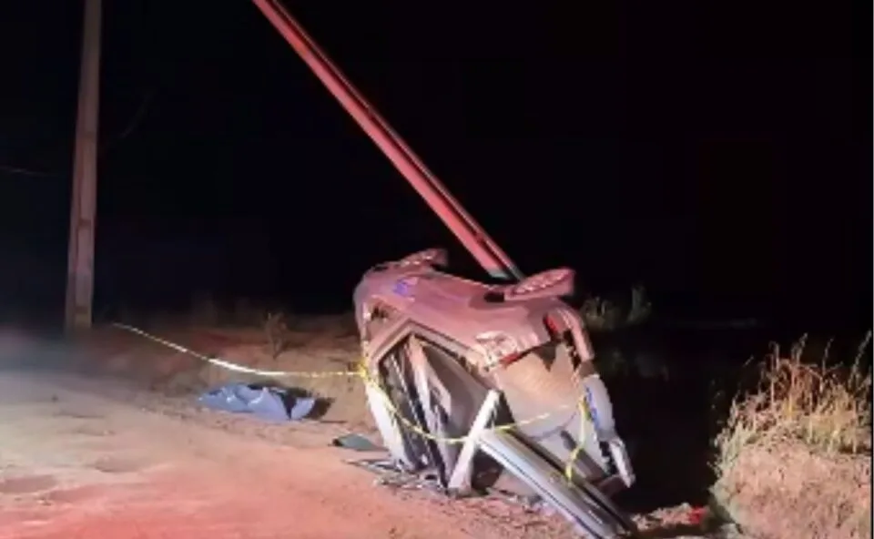 Motorista morre ao ser ejetado de carro após bater contra poste, em São José dos Pinhais