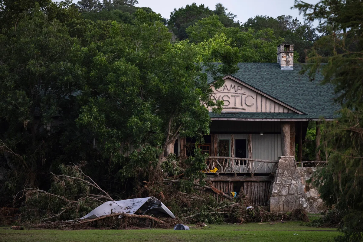 Investigadores buscan nuevas pruebas contra Camp Mystic tras la muerte de 27 personas en las inundaciones de 2025