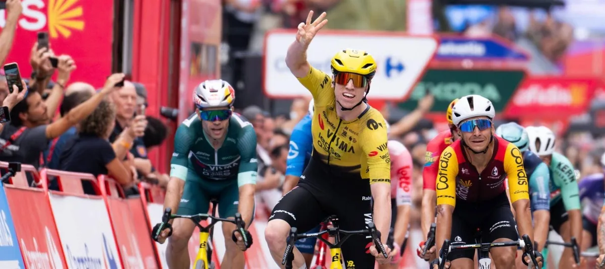 Matthew Brennan recupera su jerarquía al sprint en Lorca y suma su tercer triunfo en La Vuelta
