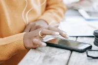 Spotify cria selo para identificar artistas criados com IA; entenda