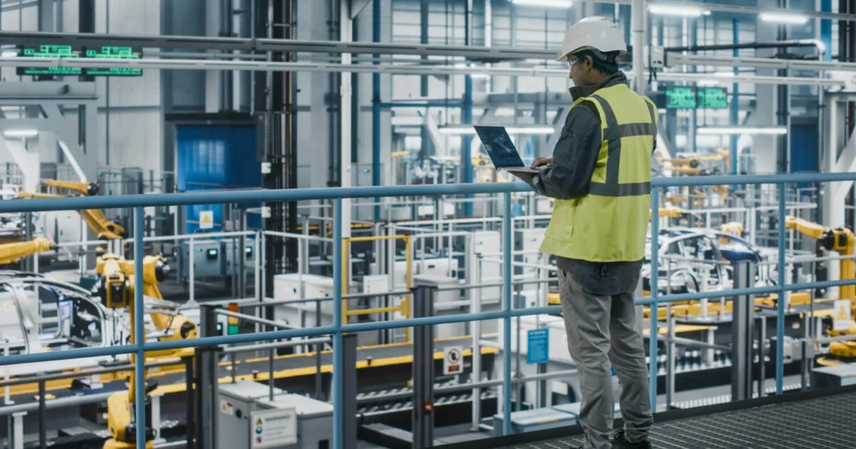 Profissionais industriais perdem 41% do tempo com tarefas manuais, aponta pesquisa