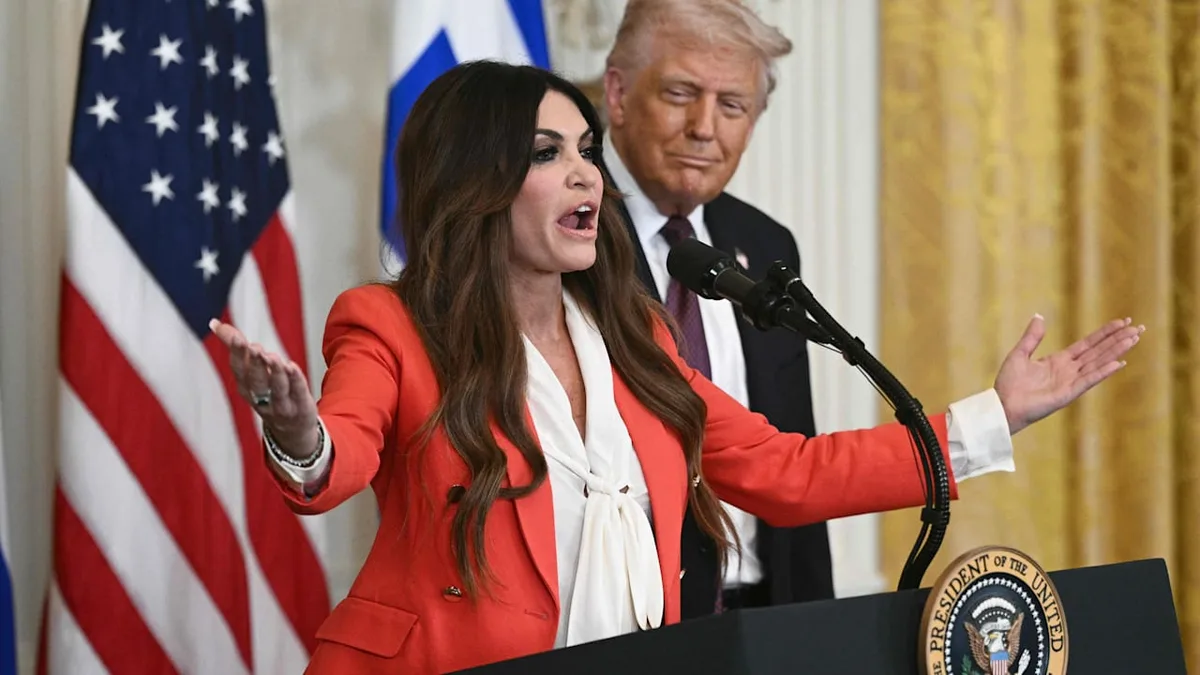 Neue Sprecherin lässt Bombe platzen - Trump feuert Ex-Verlobte seines Sohnes