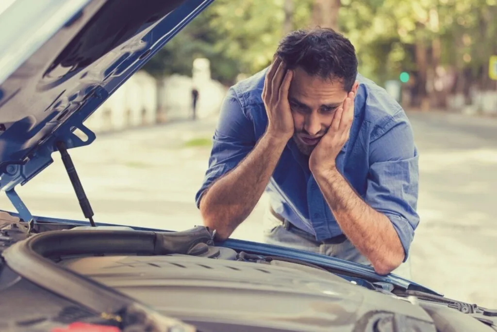 Muchos conductores cometen este error antes de vacaciones y un mecánico aclara por qué un auto que se siente perfecto falla en carretera