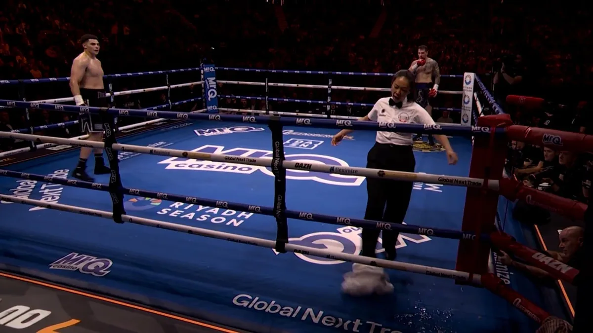 Insólito: una jueza se negó a detener una pelea, le pidió al boxeador que siga y a los pocos segundos decretó su derrota por KO