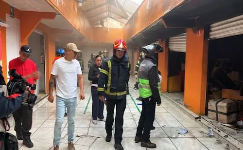 Incendio consume locales en Plaza Peña y Peña; bomberos controlan el fuego en el Centro Histórico