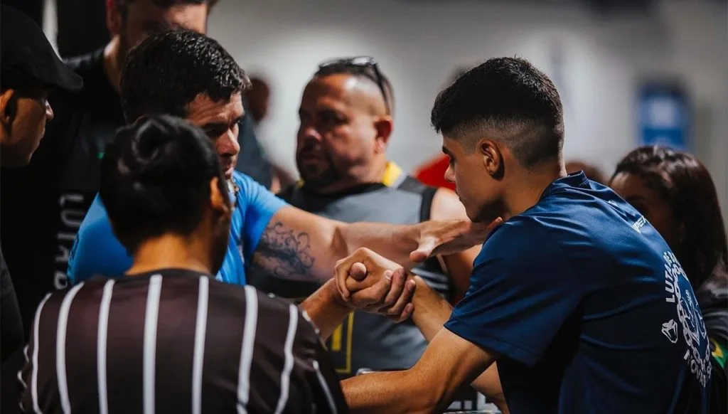 Luta de braço reúne 90 atletas no Mr. Olympia Brasil Expo 2026